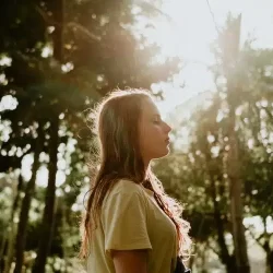 Prioridade para mulheres em ciclo de violência, autonomia financeira é condição para liberdade de escolha