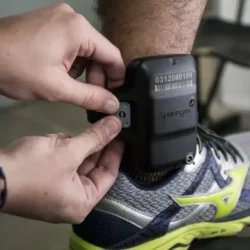 Senado aprova uso imediato de tornozeleira por agressor de mulher