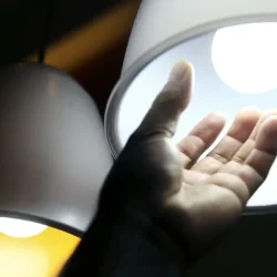 Bandeira tarifária das contas de luz segue amarela em julho