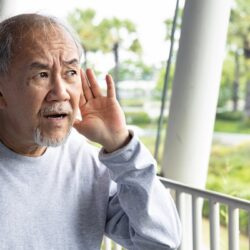 Fator de risco para demência: como prevenir a perda auditiva? 