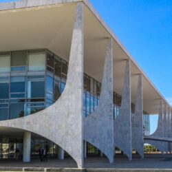 Orçamento de 2027: governo prevê superávit de R$ 83,4 bilhões, salário mínimo de R$ 1.741 e aporte de R$ 6 bilhões aos Correios
